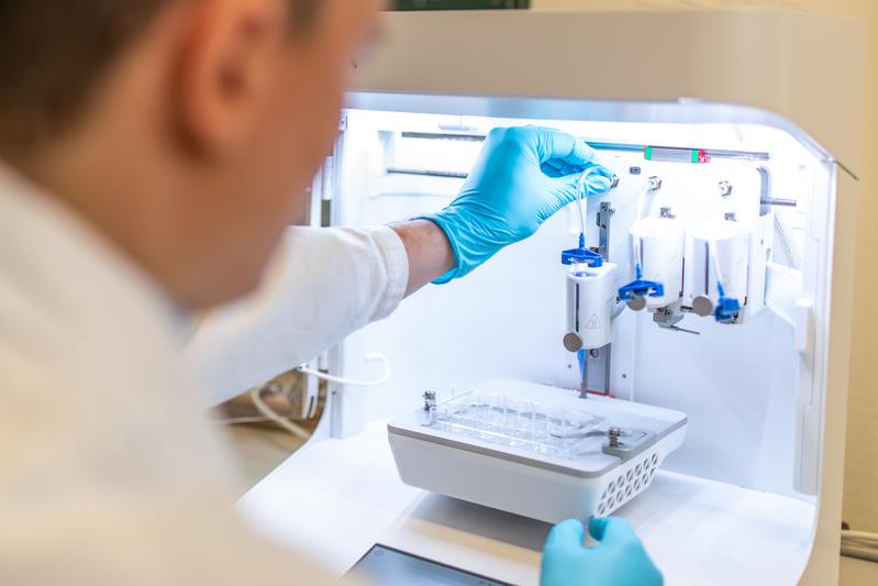 Wissenschaftler am Biodrucker 