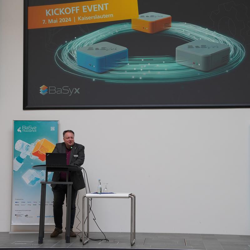   Dr. Thomas Kuhn eröffnet das offizielle Kickoff Event des AAS Dataspace for Everybody am Fraunhofer IESE.