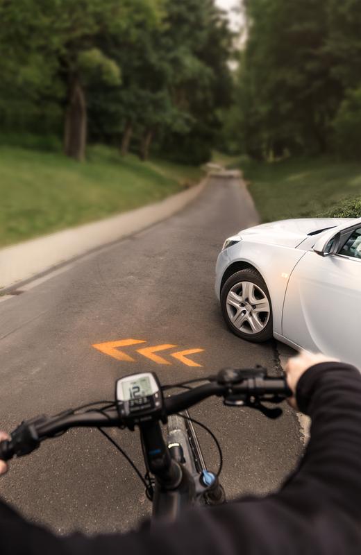 Das Blinksignal wird in einer dynamischen Bewegung auf die Fahrbahn projiziert und zeigt den Richtungswechsel des Autos an. Dank der hohe Lichtintensität ist das Signal auch bei Tageslicht gut sichtbar. © Fraunhofer IOF 