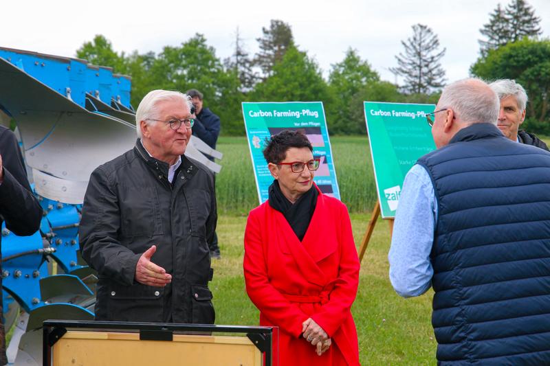 Carbon Farming: Bundespräsident Frank-Walter Steinmeier informierte sich am 7. Mai 2024 bei einem Besuch am Leibniz-Zentrum für Agrarlandschaftsforschung (ZALF) über Zukunftsstrategien für die Landwirtschaft.