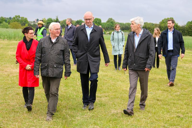 Simona Koß (MdB), Bundespräsident Frank-Walter Steinmeier, Brandenburgs Ministerpräsident Dietmar Woidke und Prof. Frank Ewert, Wissenschaftlicher Direktor des ZALF.