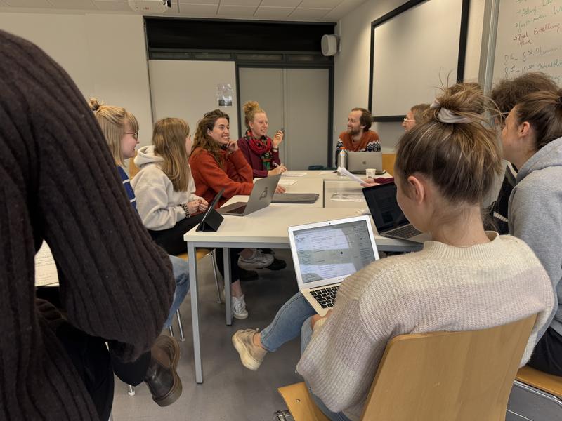 Studierende aus den kulturwissenschaftlichen Studiengängen der Universität Hildesheim bei der Organisation der Tagung. 