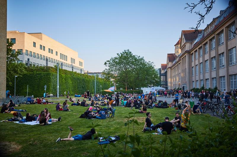 Außengelände vor der HfG Karlsruhe bei der Gulaschprogrammiernacht 2023