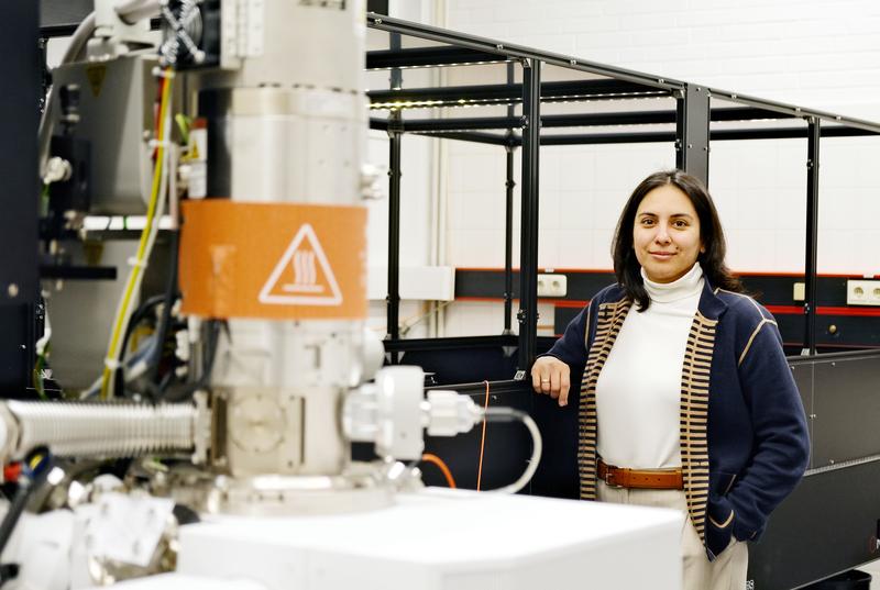 Nahid Talebi ist Professorin für Experimentalphysik und leitet die Arbeitsgruppe Nanooptik an der Universität Kiel. Der Fokus ihrer Forschung liegt auf den Elektron-Photon-Interaktionen und der zeitaufgelösten Elektronenspektroskopie.