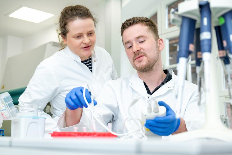 Dr. Stefanie Ruhs und Philipp Terpe im Labor der Universitätsmedizin Halle.