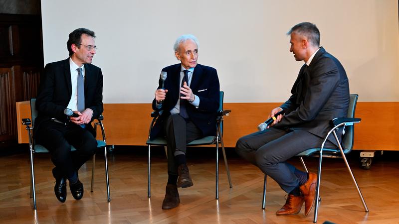 v.l.n.r. Prof. Dr. Andreas Neubauer, Weltstar und Stifter José Carreras und Prof. Andreas Burchert bei der heutigen Veranstaltung in der Alten Universität Marburg