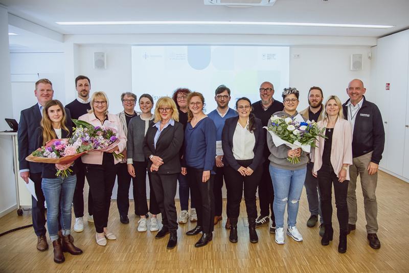 Die drei Preisträger-Teams des Frankfurter Pflegepreises mit Stadträtin Elke Voitl (Mitte) und Dr. Peter Tinnemann, Leiter des Gesundheitsamts Frankfurt, (rechts) mit Prof. Dr. Ulrike Schulze (10.v.r.) und Prof. Dr. Lisa Schmidt (2.v.r.)..