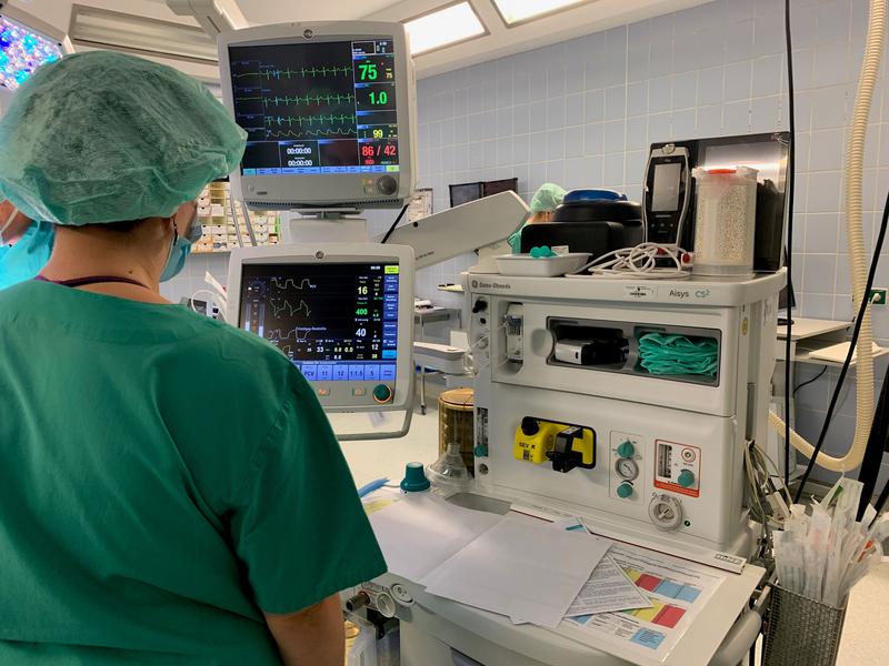 Um das Aspirationsrisiko während einer Narkose bei der Einnahme von GLP-1-Agonisten zu senken, empfiehlt die DGAI eine Unterbrechung der Therapie bei geplanten Eingriffen. 