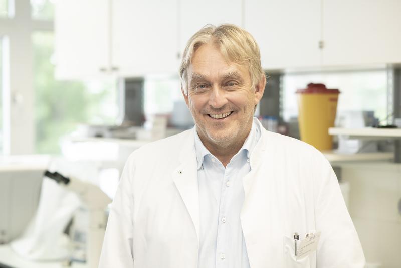 Prof. Achim Hoerauf and his team have succeeded in acquiring a large amount of funding from the Japanese GHIT Fund for their research project on the active substance corallopyronin A (CorA) as a treatment for filarial infections.