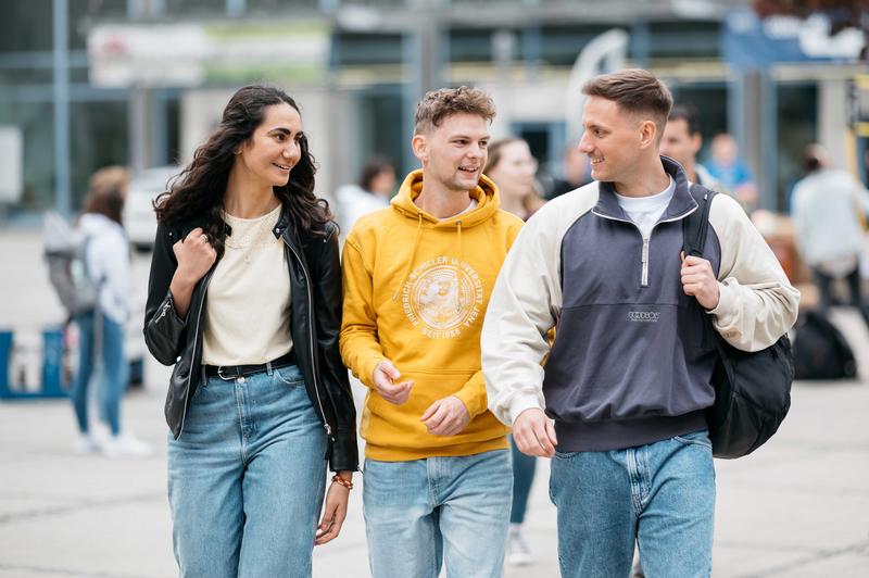 Studierende auf dem Jenaer Uni-Campus am Ernst-Abbe-Platz, wo am 25. Mai der Studieninfotag stattfindet.