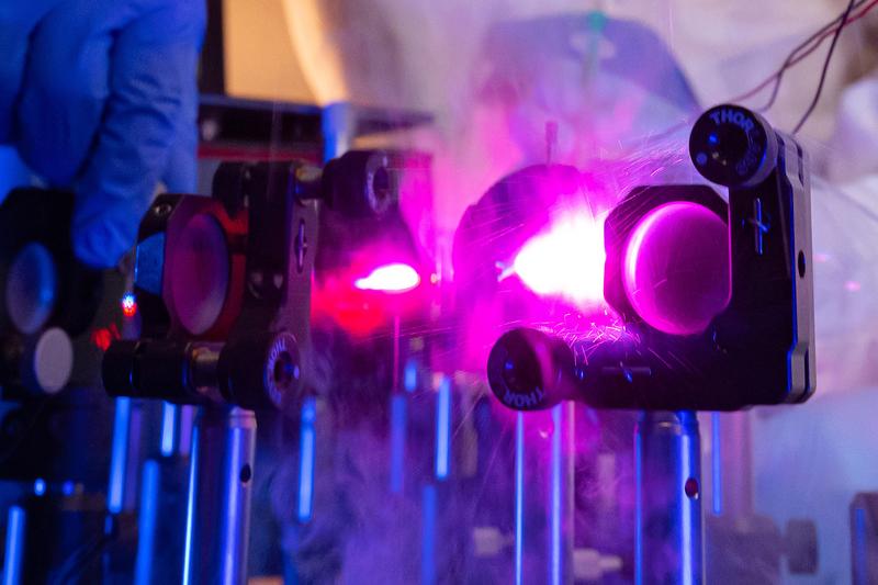 Im neuen Graduiertenkolleg der Universität Jena werden Wechselwirkungen zwischen Licht und neuen Materialien erforscht. Hier zu sehen ist die Befüllung einer spektroelektrochemischen Zelle.