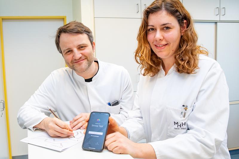 Mit den mHE-Tests gut vertraut: Professor Maasoumy und Alena Ehrenbauer. 