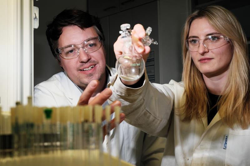 Dr. André Schäfer und Inga Bischoff im Labor mit einer Probe ihres neuen Dimetallocens.