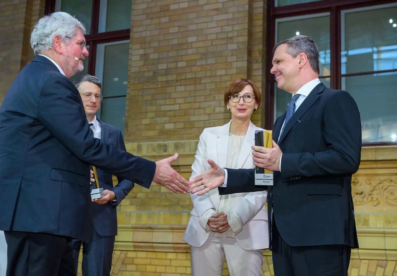 Dieter Schmalstieg (rechts) wurde die Auszeichnung als Humboldt-Professur am 13. Mai 2024 in Berlin von Bettina Stark-Watzinger (Mitte), Bundesministerin für Bildung und Forschung, und Robert Schlögl (links), Präsident der Humboldt-Stiftung, überreicht.