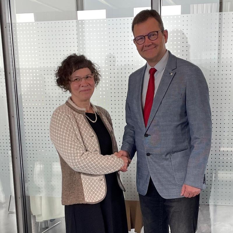 Prof. Dr. Christiane Jost, Vizepräsidentin der HS RheinMain, gratuliert Prof. Haderlein als Wahlleiterin 
