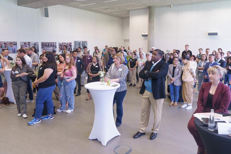 Rund 100 Gäste kamen im Konferenzbereich der HSBI zur offiziellen Eröffnungsfeier der sechsten International Week zusammen. 