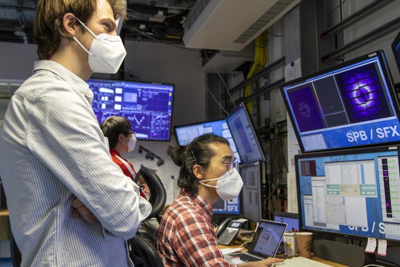 Thomas Lane und Kollegen im Kontrollraum der SPB/SFX-Experimentierstation am European XFEL. 