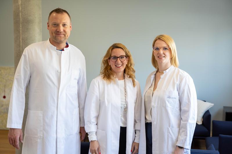 (v. li): Dr. Andreas Schallmoser, Prof. Nicole Sänger und Dr. Rebekka Einenkel etablieren neues Verfahren zur Kryokonservierung zum Fertilitätserhalt vor Krebstherapie am UKB