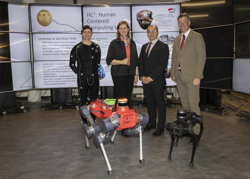 From left: Artist Tomáš Danielis, State Councillor for Economy, Tourism, Regions, Science and Research Barbara Eibinger-Miedl, Head of HCC Labs Eduardo Veas and TU Graz Rector Horst Bischof at the opening of the Human-Centered Computing Labs.