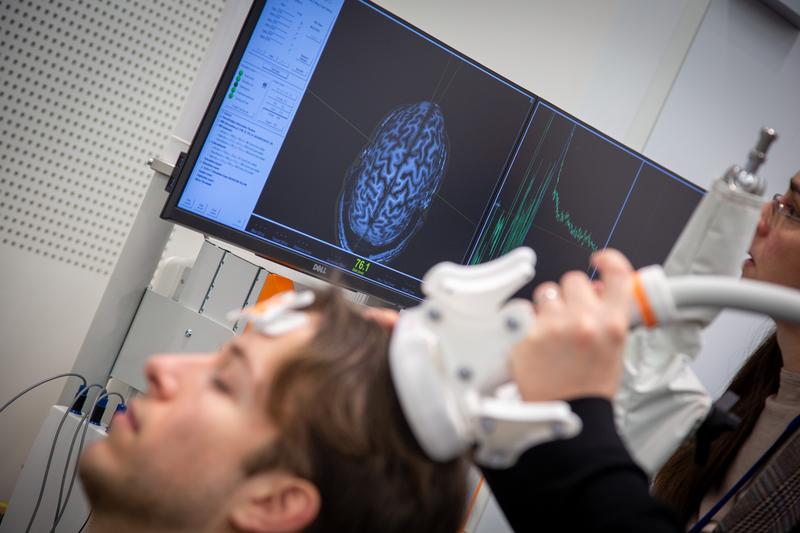 Navigierte transkranielle Magnetstimulation (nTMS) der Hirnrinde zur Kartierung des primären Motorkortex – eine Methode des perioperativen Mapping (IONM-Curriculum). 