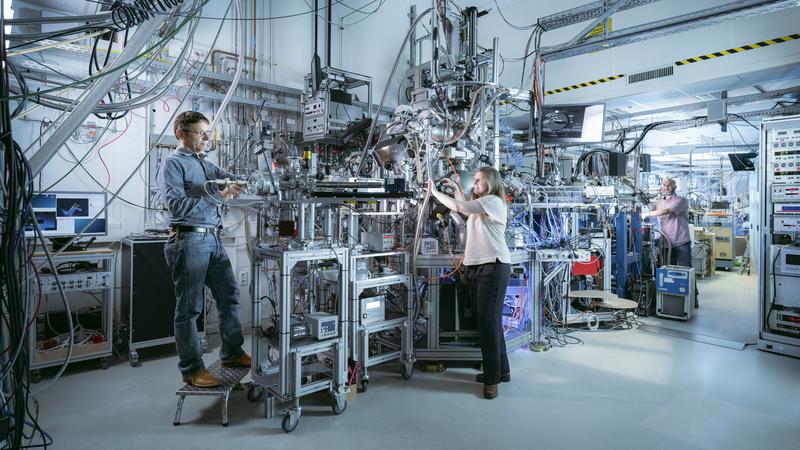 Am neuen Messinstrument NAPXAS an der KIT Light Source fädeln Dr. Peter Nagel, Dr. Karin Kleiner und Amir Ghiami (v.l.n.r.) den Strahl für erste Testmessungen in die Messkammer. (Foto: Amadeus Bramsiepe, KIT)