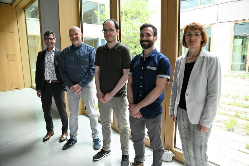 David Gögelein (2 v.r.) mit seiner Doktormutter Prof. Marianne von Schwerin (rechts) und Jochen Werner (Mitte) mit seinem Doktorvater Prof. Felix Capanni (2 v.l.) sowie Prorektor Christian Dettmann (links)