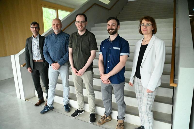 David Gögelein (2 v.r.) mit seiner Doktormutter Prof. Marianne von Schwerin (rechts) und Jochen Werner (Mitte) mit seinem Doktorvater Prof. Felix Capanni (2 v.l.) sowie Prorektor Christian Dettmann (links)