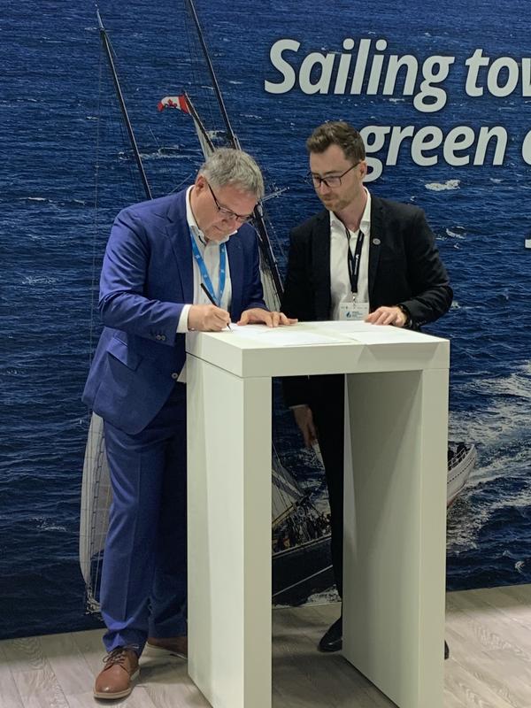 Dr. Volker Sittinger (Left, Fraunhofer IST), and Dr. Hunter King (Right, Integrative Nanotech) signing their exclusive licensing and framework agreements for their international co-innovation.