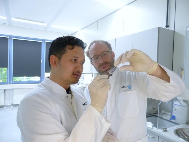  Tengku Ibrahim Maulana (links) und Prof. Peter Loskill, mit dem Chip, der Chancen eröffnet: Darauf lässt sich Tumorgewebe züchten, mit Zelltherapeutika behandeln und dann die Reaktion beobachten. Ein Schritt zu wirksameren und schonenderen Behandlungen