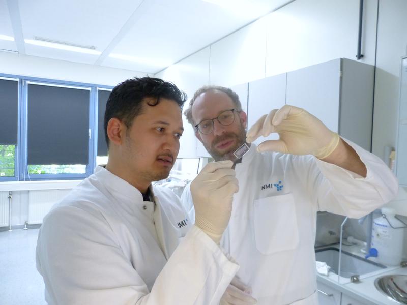 Tengku Ibrahim Maulana (left) and Prof. Peter Loskill, with the chip that opens up opportunities: Tumor tissue can be grown on it, treated with cell therapeutics and then the reaction can be observed. A step towards more effective and gentler treatments.