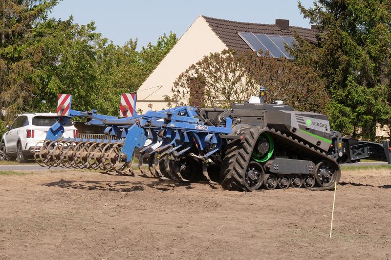 Agrarroboter können autonom und präzise arbeiten, dabei für die Sicherheit eigenständig Hindernisse erkennen. Das spart Arbeitszeit, die Landwirtinnen und Landwirten für andere Aufgaben zur Verfügung steht.