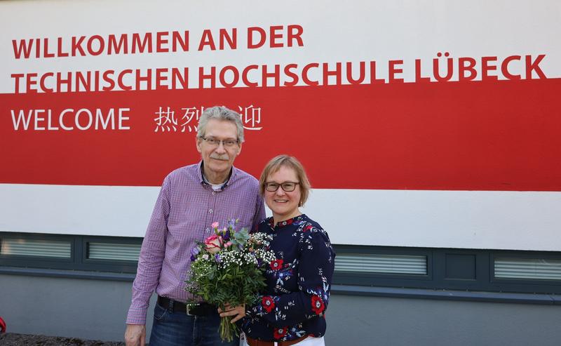 Senatsvorsitzender Professor Dr. Stefan Bartels-von Mensenkampff gratuliert Kanzlerin Yvonne Plaul zur Wiederwahl. 
