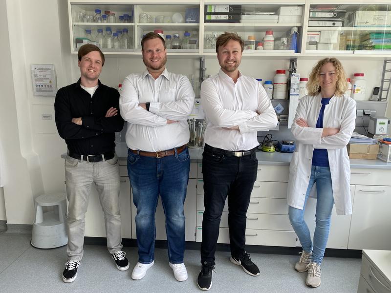 Das Team Vasc-on-Demand im Labor, v.l.n.r.: Kunststoffspezialist Patrick Kuntschke, Wirtschaftswissenschaftler Alexander Radüchel, Projektleiter Matthias Ryma und Chemikerin Katinka Theis. Demnächst wird noch eine Biologin das Team komplettieren