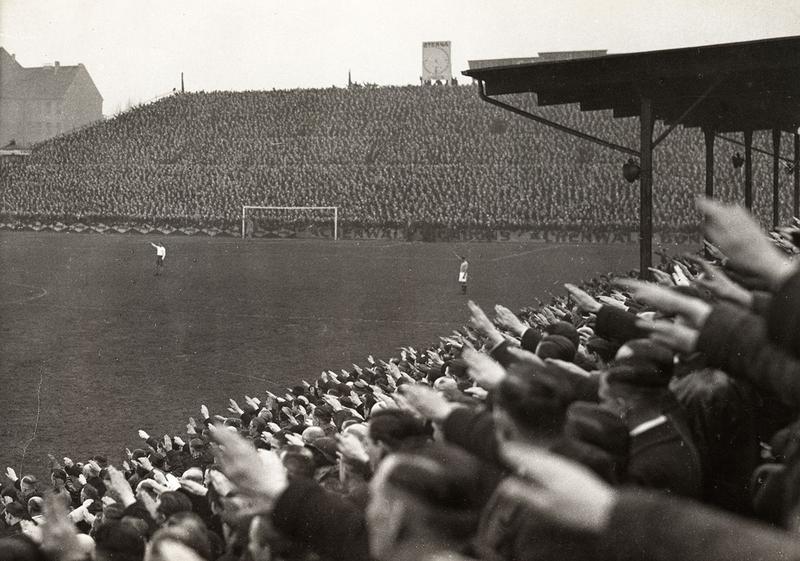 Szene aus dem Stadion am Gesundbrunnen (die "Plumpe"), der Heimspielstätte von Hertha BSC Berlin während des Nationalsozialismus