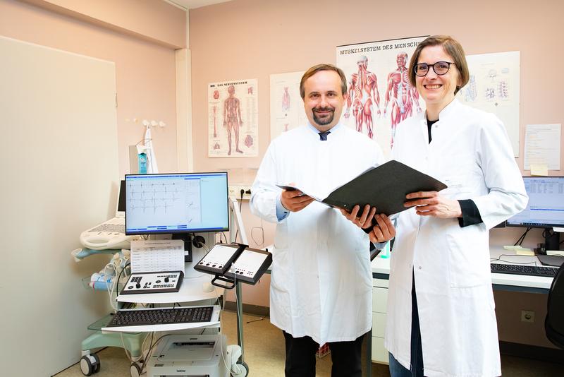 Bieten eine erweiterte Betreuung von Patientinnen und Patienten mit Multipler Sklerose und neuromuskulären Erkrankungen: Professor Skripuletz und Professorin Petri. 