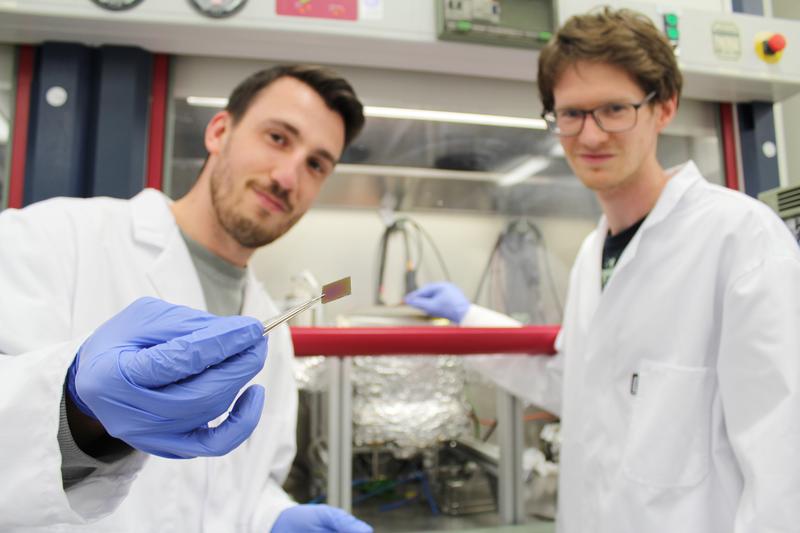 For the first time, Materials scientists Torge Hartig (left) and Stefan Schröder have compared the properties of polymer coatings for biomedical applications in a comprehensive study.  