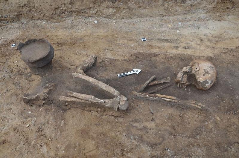 Typical Late Bell Beaker individual burial from the surroundings of the circular enclosure at Pömmelte. The juvenile deceased received one single vessel as grave good, in this case a non-decorated carinated cup containing a heated milk product.