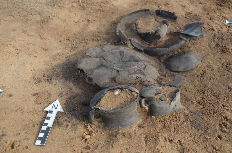 This deposit consisting of ten classical Únetice cups was recovered inside the vast Early Bonze Age settlement at Pömmelte. Three contained dairy products, one ruminant fats – that means at least these four drinking vessels were in use before deposited.