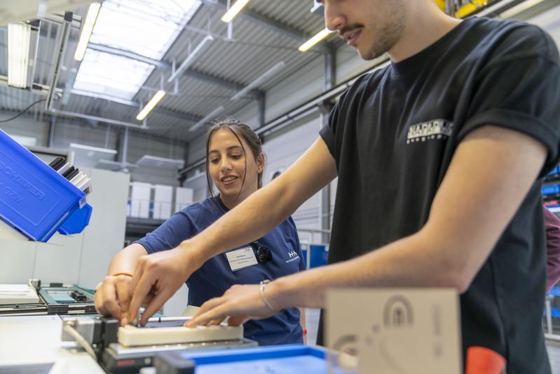 Studentin Betül Mamuk beim Fotolaser.