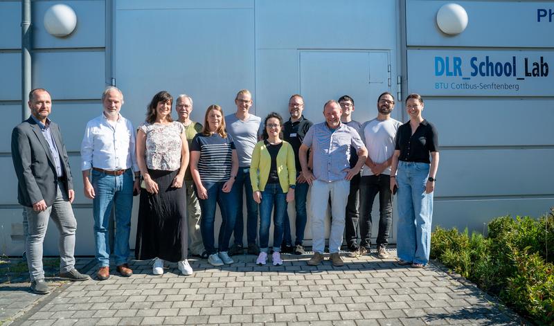 Die Teilnehmenden des ersten MINT-EC-Clustertreffens Luft- und Raumfahrttechnik vor dem DLR_School_Lab am Zentralcampus Cottbus der Brandenburgischen Technischen Universität Cottbus-Senftenberg.