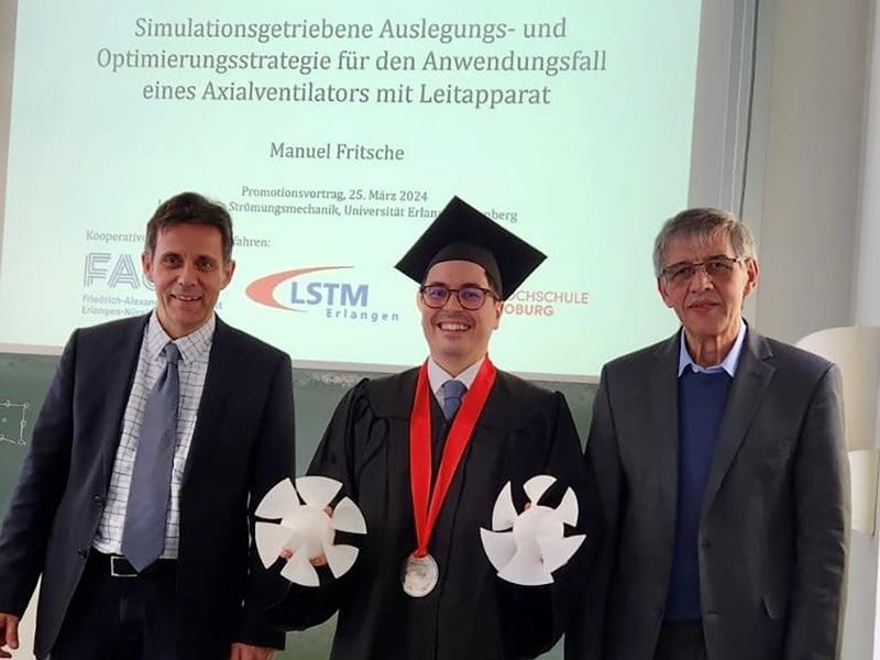 Prof. Dr. Philipp Epple von der Hochschule Coburg, Doktorand Manuel Fritsche mit 3D-gedruckten Prototypen der entwickelten Ventilator-Laufräder und Prof. Dr.  Antonio Delgado von der Friedrich-Alexander-Universität Erlangen-Nürnberg.