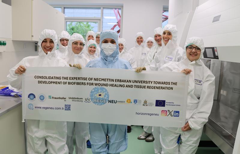 Die Forscherinnen von der türkischen Necmettin Erbakan Universität (NEU) und das Team vom Lehrstuhl für Tissue Engineering und Regenerative Medizin sind startklar für die Besichtigung der Reinräume. Ein Besuch im Rahmen des EU-Projektes REGENEU.