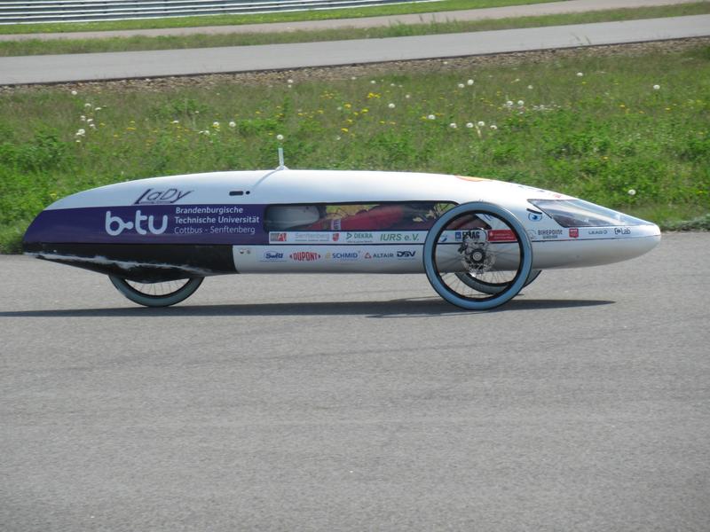 Das Energiesparmobil LaDyGator bei einer Testfahrt auf dem DEKRA Lausitzring. 