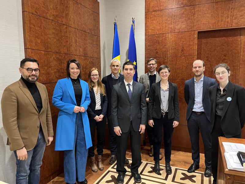 Florence Ertel (2.v.l) und Julian Plottka (hinten rechts) mit Mihai Popşoi (Mitte), dem heutigen Außenminister der Republik Moldau.