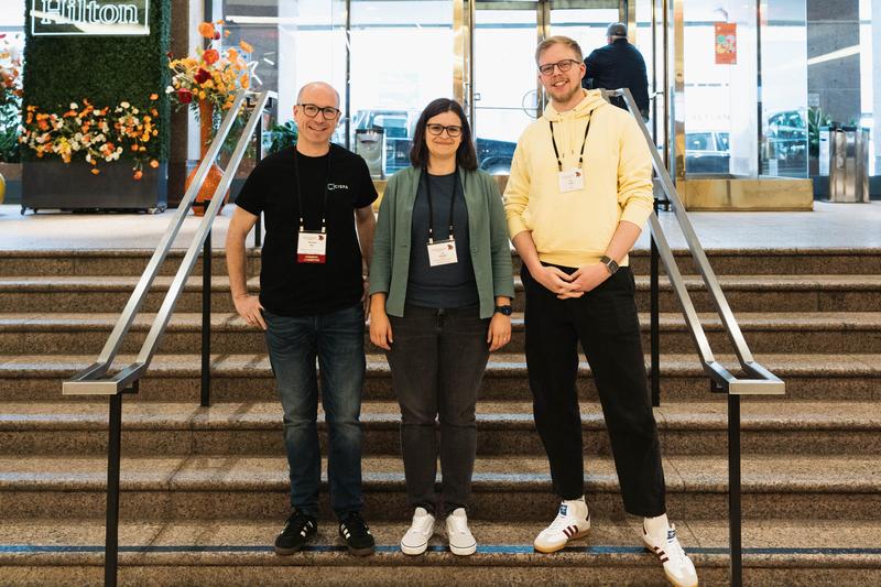 CISPA Faculty Prof. Dr. Thorsten Holz und Dr. Lea Schönherr zusammen mit Joel Frank auf dem 45. IEEE Symposium on Security and Privacy in San Francisco