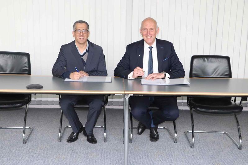 Even closer cooperation: THI President Professor Walter Schober (r.) signs the Lactec contract (Photo: THI).