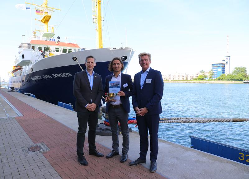 Der diesjährige BRIESE-Preisträger Hagen Buck-Wiese (Mitte) mit Oliver Zielinski (l.), Direktor des Leibniz-Instituts für Otsseeforschung Warnemünde, und Klaus Küper (r.), Leiter der BRIESE Research Forschungsschifffahrt.