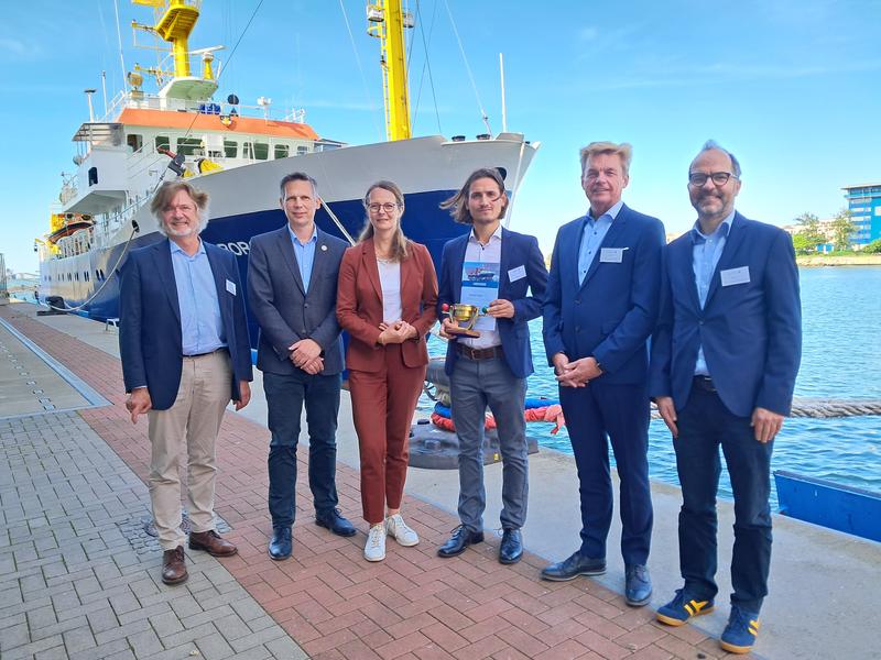 (v.l.) Expeditionsforscher Arved Fuchs, IOW-Direktor Prof. Dr. Oliver Zielinski, Wissenschaftsministerin Bettina Martin, Preisträger Prof. Dr. Oliver Zielinski, Kapitän Klaus Küper, Leiter von Briese RESEARCH, Sebastian Unger, Bundesmeeresbeauftragter.