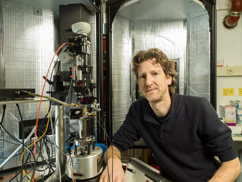Prof. Stefan Weber, hier neben einem Eigenbau-Kraftmikroskop, ist für sein Forschungsprojekt „NanoPLOT“ mit einem ERC Consolidator Grant ausgezeichnet worden.