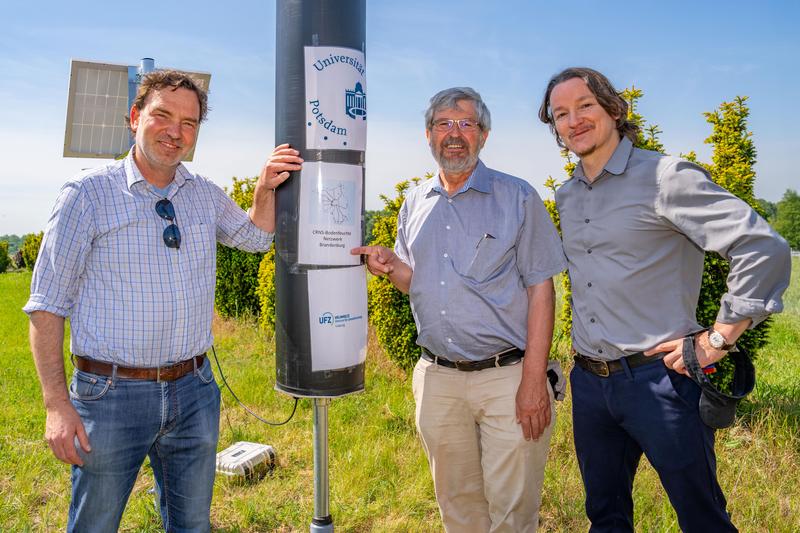 Bei der Eröffnung des „Bodenfeuchte-Netzwerk Brandenburg“: Prof. Dr. Sascha Oswald von der Universität Potsdam, Axel Vogel, Minister für Landwirtschaft, Umwelt und Klimaschutz des Landes Brandenburg, Daniel Altdorff, Ph.D., UFZ in Leipzig